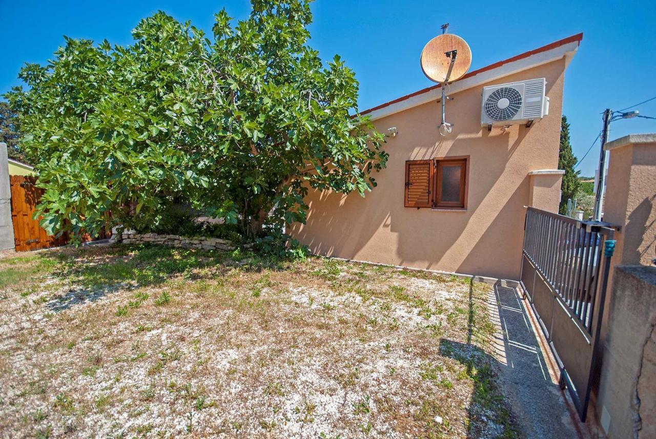 Apartman Kirac Pomer Exterior photo